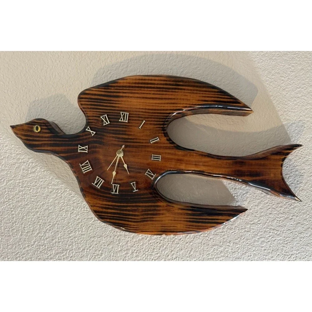 VTG 70th Cedar Stylized Bird Wall Clock Slab Wood Lacquer Rustic Cabin Decor